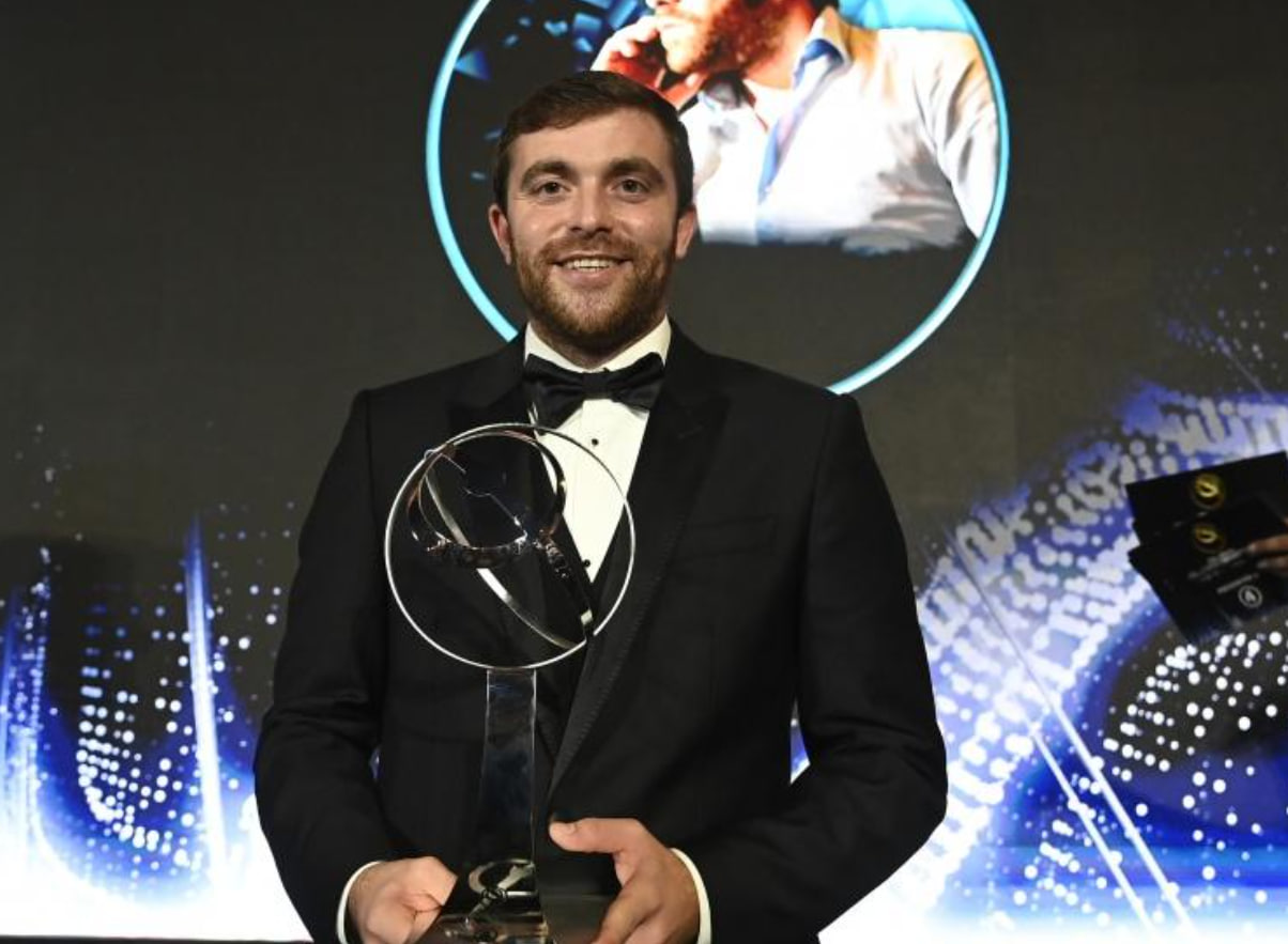 对丹麦报道的反思：足球记者罗马诺的道德困境